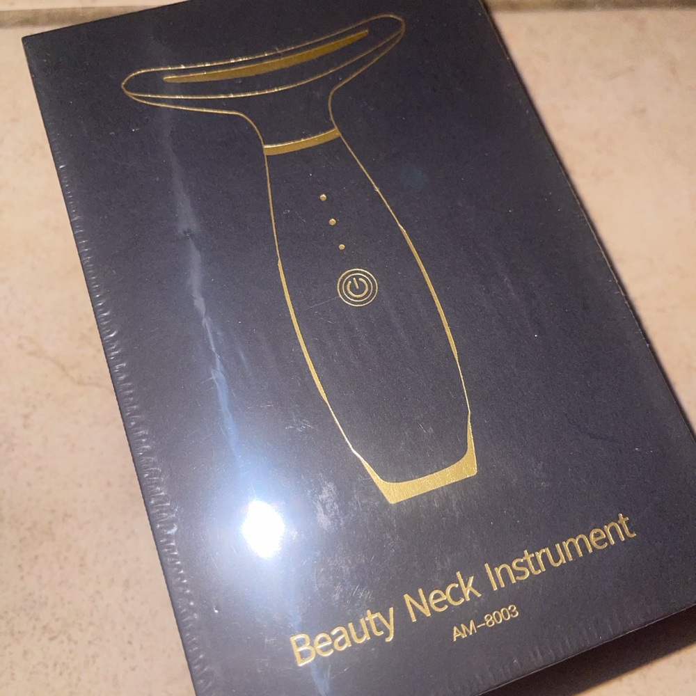 Beauty Neck Instrument in Black and Gold